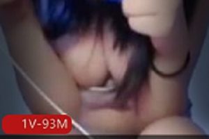 最新巨峰女友边打游戏边被C