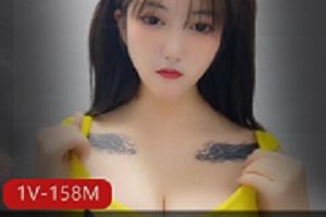 最新喜欢乳白色液体的极品大奈，两只手都握不住