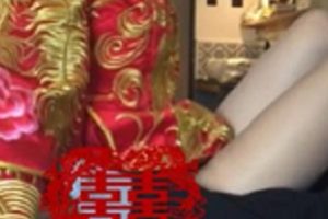 最新剧情向，骚批新娘被迫给陌生人zu jiao