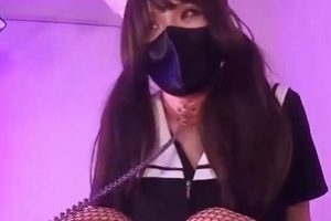 精选网红鸡教练：白嫩肌肤骚魅神秘，与小狗狗互动，口罩打码视频观看