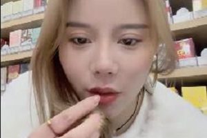 超市G奶收银员欣欣月儿自拍合集2：烟酒店员工老板娘特写，战力包包车灯熟女魅力无限，下载观看吧！