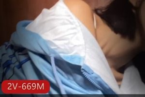 Meowji：混血童颜少女，车灯下的颜值福利姬，8分钟+6分钟视频