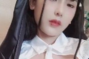 《minichu修女幻龙COS自拍10分钟视频，傲视群雄的身材惊艳人气》